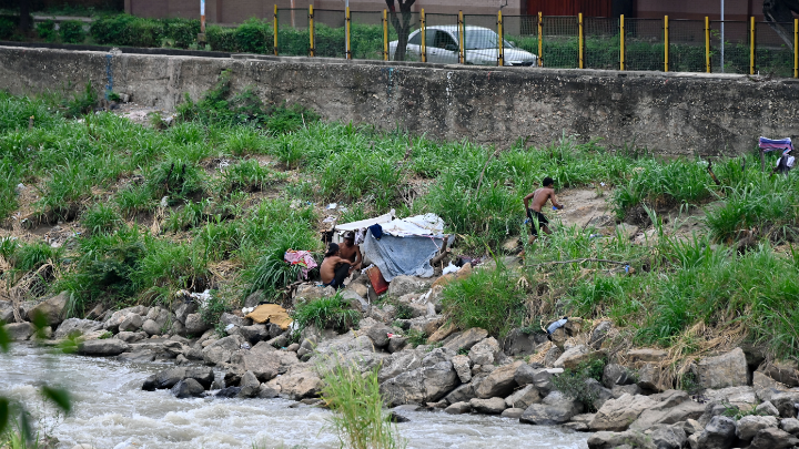 Preocupación en Cúcuta por proliferación de ‘cambuches’ a orillas del Río Pamplonita