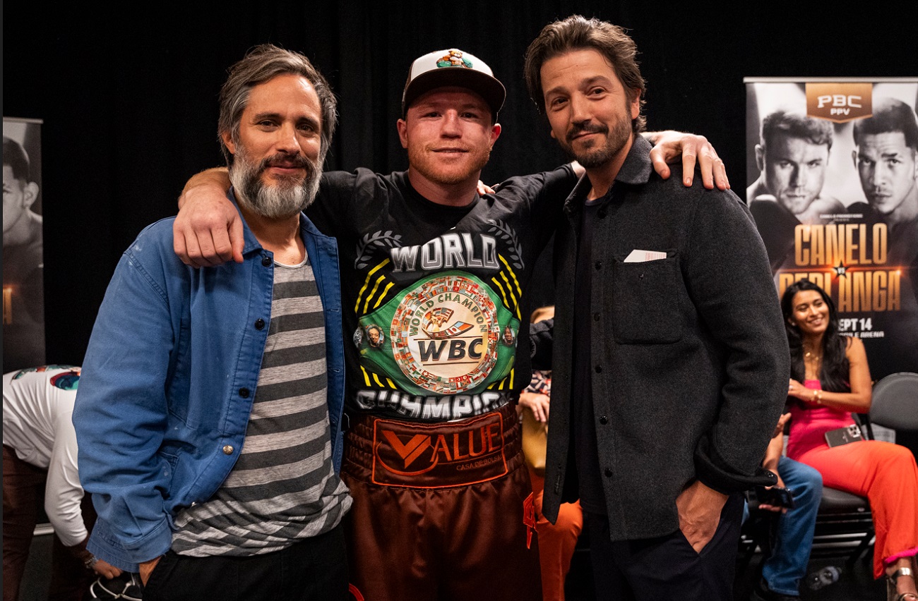 En La Cuenta Regresiva Rumbo Al Estreno De La Máquina, Gael García Bernal Y Diego Luna Se Reunieron En Las Vegas Para Apoyar A ‘Canelo’ En Su Pelea Vs. Berlanga