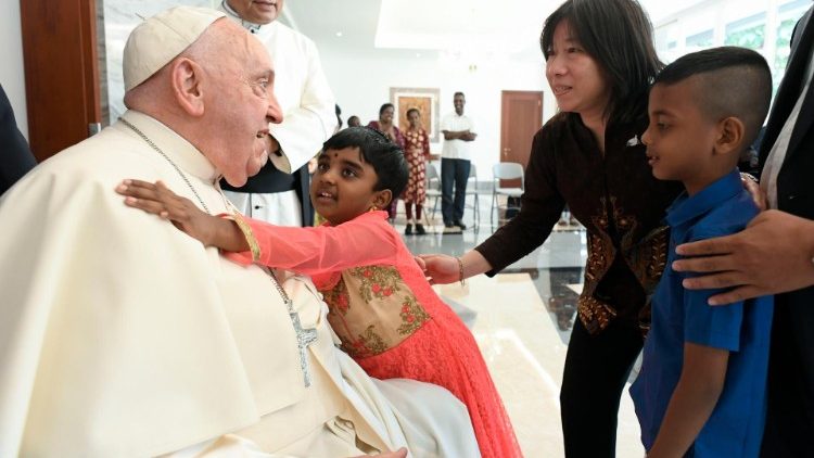 Huérfanos y refugiados: primera visita del Papa Francisco en Indonesia