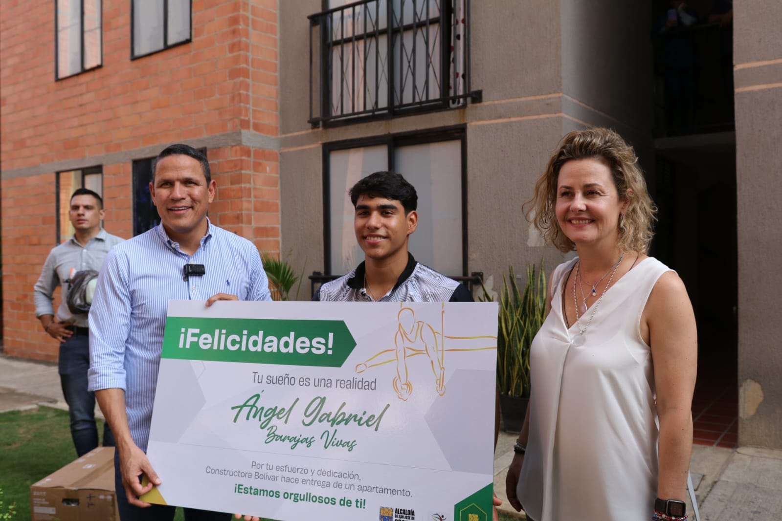 Ángel Barajas y su entrenador Jairo Ruiz reciben apartamentos en reconocimiento a su éxito olímpico