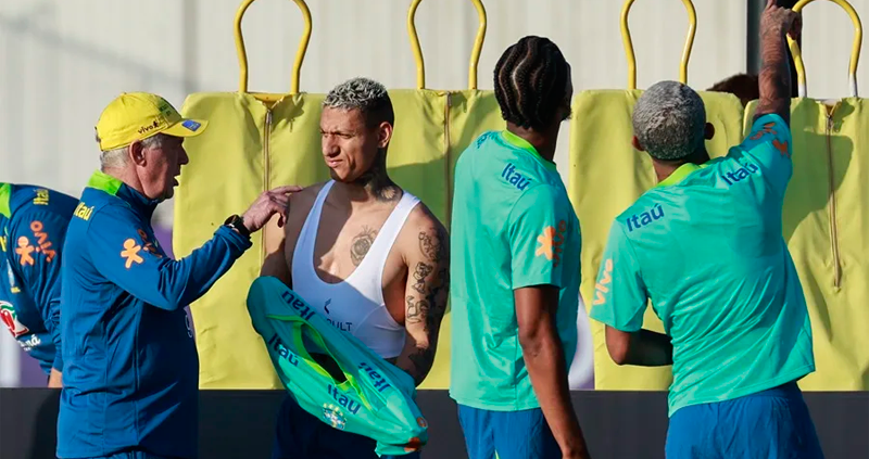 Ancelotti lidera su primer entrenamiento con Brasil con guiños a Casemiro y Richarlison Ancelotti lidera su primer entrenamiento con Brasil con guiños a Casemiro y Richarlison