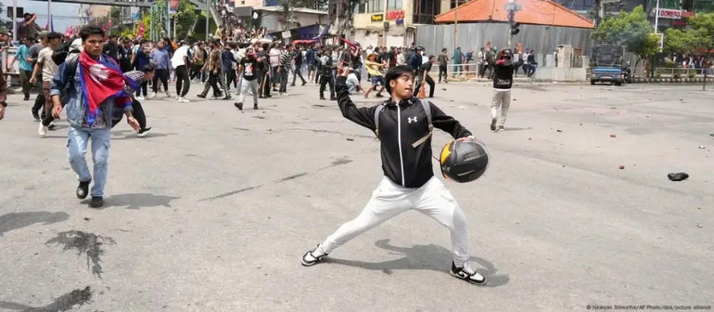Histórico: Manifestantes derriban la bandera comunista en Nepal tras días de intensas protestas Histórico: Manifestantes derriban la bandera comunista en Nepal tras días de intensas protestas